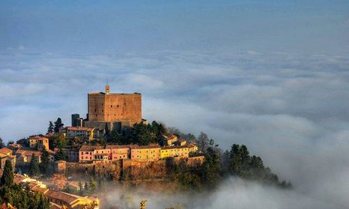 Vista di Montefiore Conca tra le nuvole