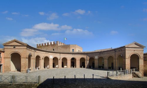 Piazza Maggiore di Mondaino e il loggiato