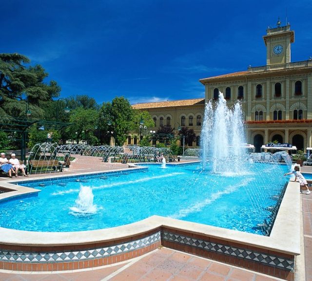 Cattolica, Piazza del Municipio con la fontana